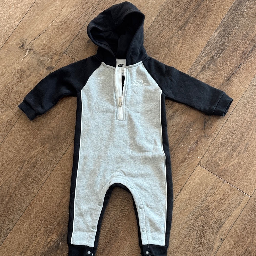 Nike Kids Black and Gray Hooded Footie